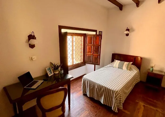 Zen Den Coliving - For Digital Nomads Only ארונה